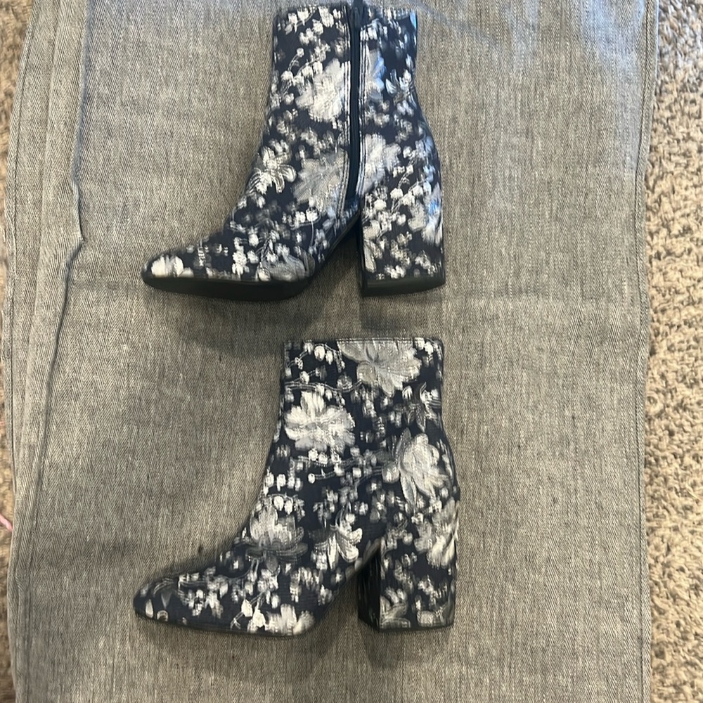 Merona Floral chunky heel boots, retro style size 7-1/2.
